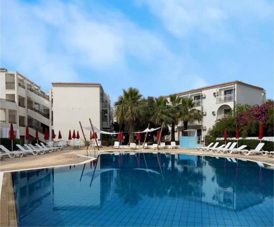 Amore Hotel Apts Paralimni Exterior foto